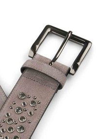 Cinturón de ante gris con tachuelas de metal en forma circular y strass, con una hebilla de metal negro brillante. Textura suave con acentos decorativos.