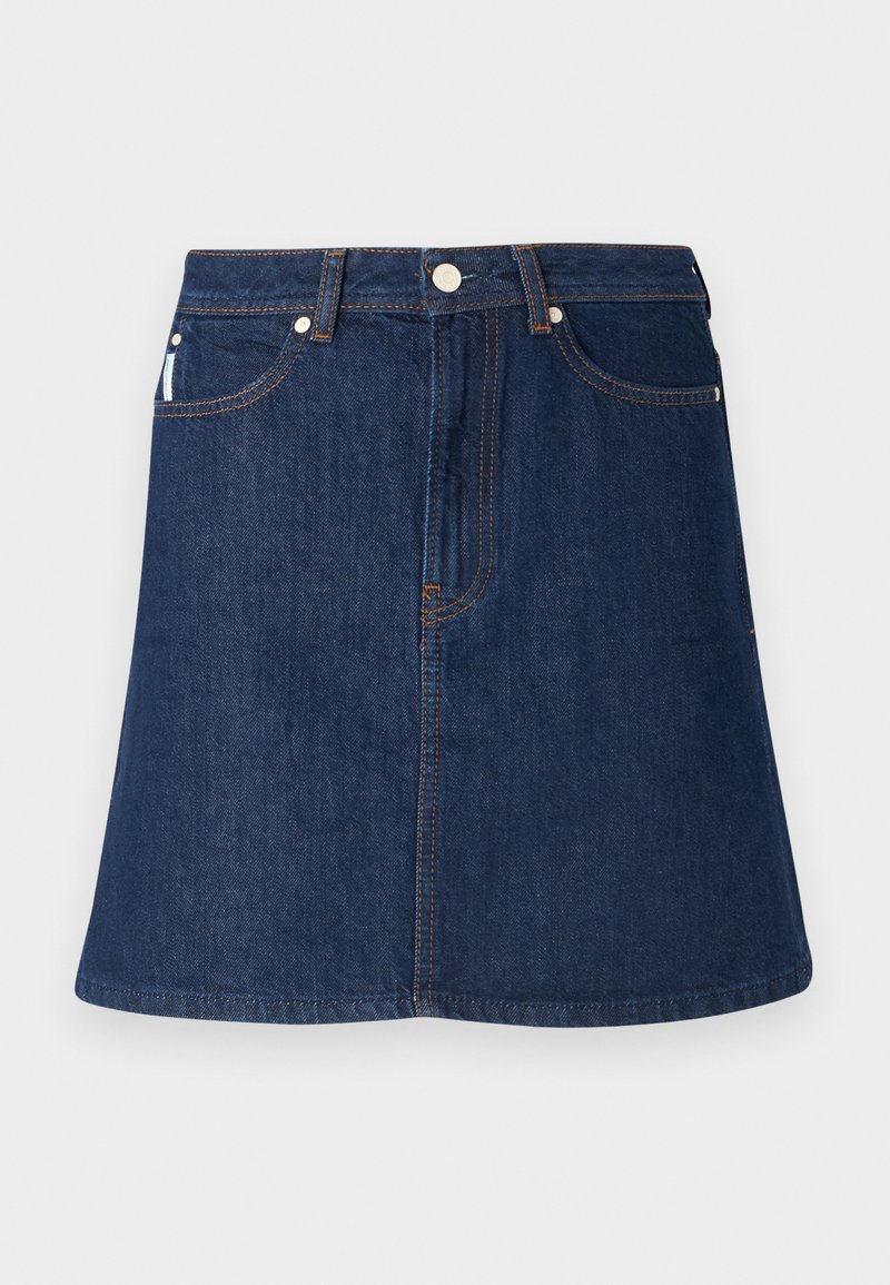 Dunkelblaue Jeansrock im ausgestellten A-Linien-Schnitt, mit einem Reißverschluss vorne, fünf Taschen und kontrastierendem orangefarbenem Stitching.