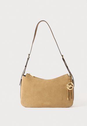 Bruine leren schoudertas met gouden Michael Kors logo-hanger en verstelbare donkerbruine band, rechthoekige vorm met ritssluiting.