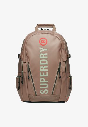 Roze stoffen rugzak met "SUPERDRY" logo in lichtgroen, meerdere met rits afgesloten vakken en zwarte hardware accenten. Verstelbare schouderbanden.