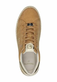 Baskets en daim beige avec bout arrondi, accents métalliques et texture tissée autour de la semelle. Dotées de lacets plats et d'un détail logo sur la languette.