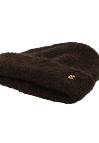 Brązowa, dziana czapka beanie wykonana z miękkiego, teksturowanego materiału. Posiada mały, złoty detal z logo po boku.