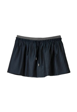 Gonna a righe navy con vita elastica grigia e cordoncino, caratterizzata da un design arricciato e una texture di tessuto morbido.