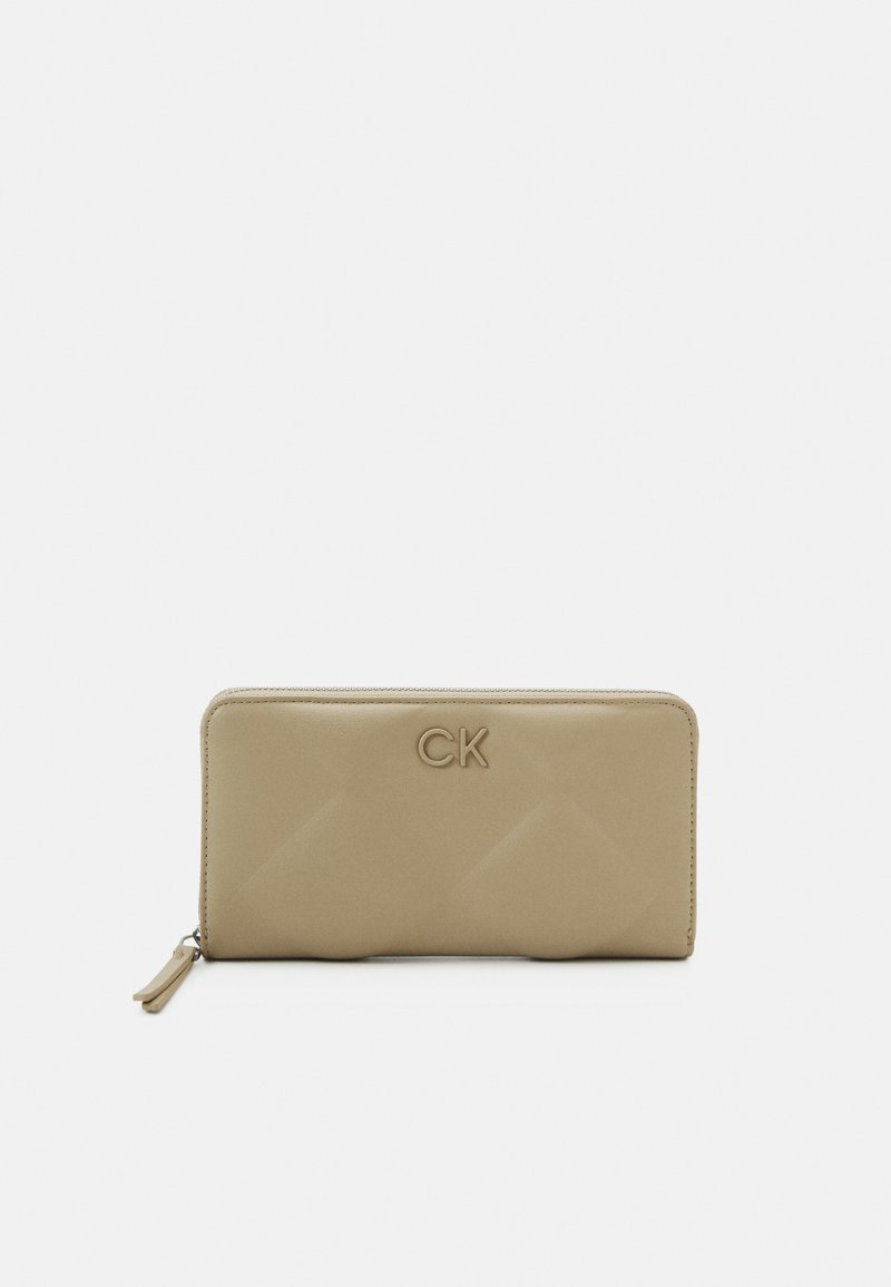 Calvin Klein LOCK QUILT WALLET - Peňaženka - silver mink
