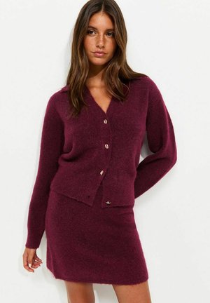 New Look, COLLARED V-NECK KNITTED CARDIGAN - Cardigan - burgundy