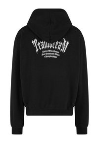 Svart hettegenser med frontlomme, ribbet mansjetter og stor hvit grafisk tekst på baksiden med gotisk stil. Myk tekstur.