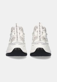 Zapatillas deportivas blancas con un upper texturizado, cordones prominentes y una suela negra. Con detalles de marca en la pestaña del talón y en la lengüeta.