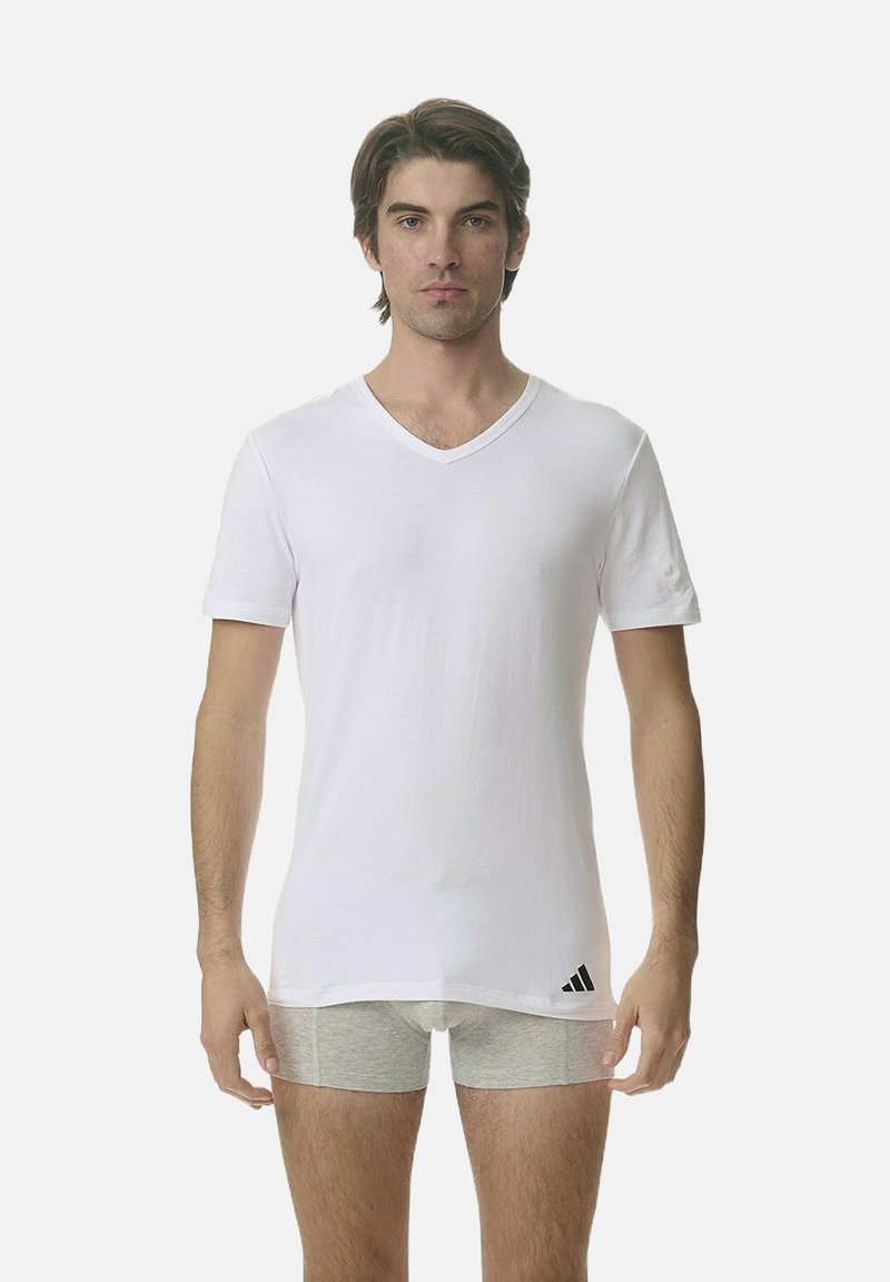 Witte katoenen v-hals t-shirt met korte mouwen, een slim fit en een zwart Adidas-logo accent linksonder.