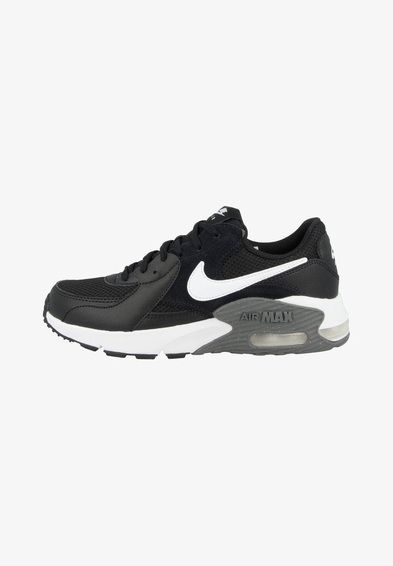 Baskets de sport noires avec tige en mesh et cuir, swoosh Nike blanc, col rembourré, design à laçage, et amorti Air Max visible dans la semelle.