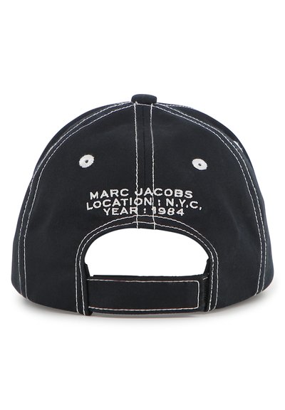 Μαύρο καπέλο μπέιζμπολ με λευκή ραφή. Στο πίσω μέρος υπάρχει κεντημένο κείμενο: «MARC JACOBS LOCATION; N.Y.C, YEAR: 1984.» Ρυθμιζόμενος ιμάντας.