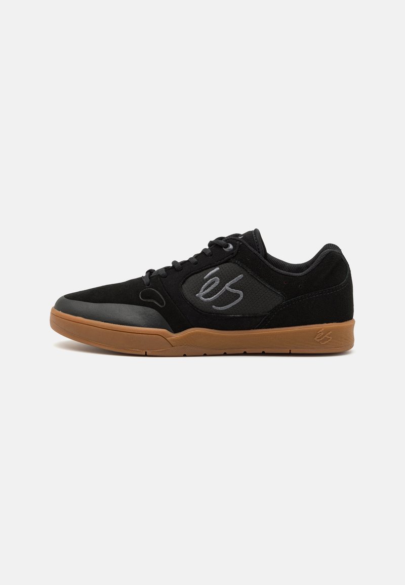 Pantofi de skateboard negri, fabricați din velur și plasă, cu o talpă din cauciuc, vârf rotund și un logo gri pe lateral. Șireturile plate completează designul.