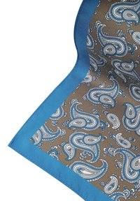 Tkanina z wzorem Paisley na brązowym tle, z białymi i niebieskimi motywami. Wykończona jednolitą niebieską ramką, gładka w dotyku.