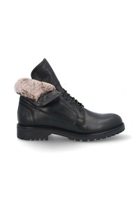 Botas de cuero negro con un forro de piel sintética en el collar, que presentan ojetes de metal, un diseño de cordones y suela de goma resistente.