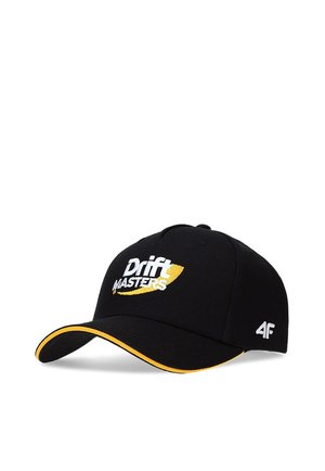 Czarna czapka z daszkiem z żółtym obszyciem, białe logo "Drift Masters" z przodu i białe logo "4F" z boku.