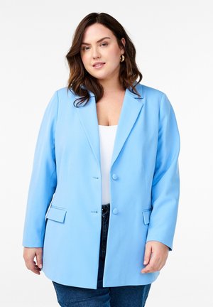 Blazer bleu clair en tissu lisse, doté d'un col cranté, de deux boutons et de poches avant. La coupe est ajustée avec une silhouette décontractée.