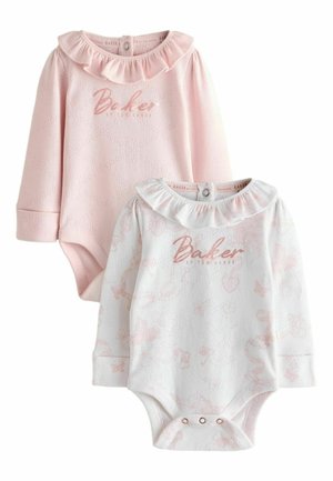 Două body-uri cu mânecă lungă pentru bebeluși, cu guler cu volane, unul roz și unul alb cu modele deschise, ambele imprimate cu textul "Baker by Ted Baker."