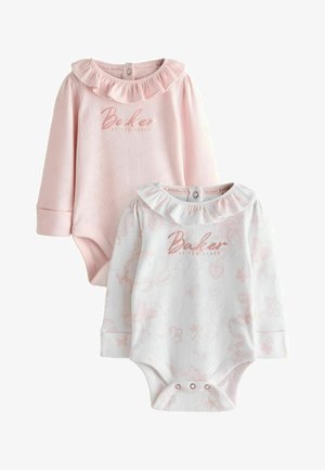 Két hosszú ujjú babatrikó fodros gallérral, az egyik rózsaszín, a másik fehér világos mintákkal, mindkettőn a "Baker by Ted Baker" felirat szerepel.