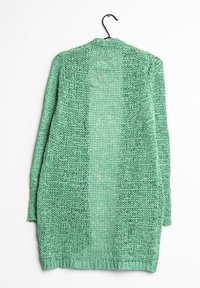 Zielony sweter zapinany na guziki o luźnym, otwartym kroju. Tekstura jest przewiewna z grubym splotem. Długie rękawy i dekolt bez kołnierza.
