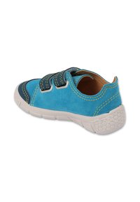 Niebieska zamszowa k shoes z dwiema regulowanymi klamrami, kontrastującymi ciemnoniebieskimi akcentami oraz białą teksturowaną gumową podeszwą.