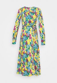 Blommig omlottklänning i blått, gult och grönt med långa ärmar, midjebälte och en flödande silhuett som har olika blommönster.