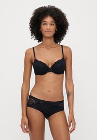 Svart lingeriesett med en polstret bh med blonder og en matchende truse med blondeaksenter, laget av glatt stoff.