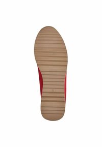 Chaussure rouge avec un dessus texturé et flexible et une semelle en caoutchouc. La semelle présente des rainures horizontales pour plus d'adhérence. Taille 37 indiquée.