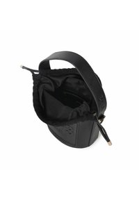 Zwarte leren emmer tas met een getrokken opening, voorzien van een gestructureerde binnenkant, zijvak met rits en een stevige handgreep.