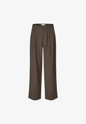 Pantalon marron à jambes larges avec une texture lisse, présentant des plis avant et une ceinture nette. Pas de poches visibles ni d'ornements.
