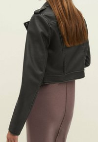 Stradivarius Chaqueta de cuero sintético - black