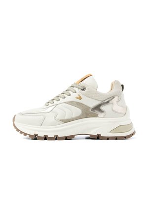 Baskets pour hommes en cuir gris clair et crème avec un design texturé, des accents beige et une semelle en caoutchouc chunky. Détail métallique sur le côté.