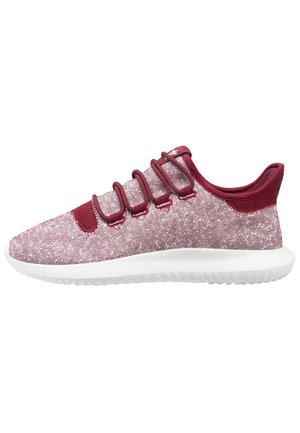 Baskets sport en bordeaux et rose clair avec un dessus texturé, un système de laçage élastique et une semelle en caoutchouc blanche. Dotées d'un tissu doux et d'un design minimal.