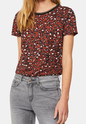 Tričko s krátkými rukávy v červenohnědé barvě, s černobílým leopardím vzorem. Měkká látka s klasickým kulatým výstřihem a jemným černým lemováním.
