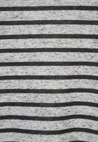 Tejido gris con rayas horizontales negras. La textura parece ligeramente jaspeada, con un material suave de punto. Las rayas están espaciadas de manera uniforme.