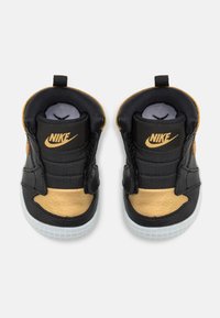 Jordan JORDAN 1 UNISEX - Prvé topánky - black/metallic gold/sail