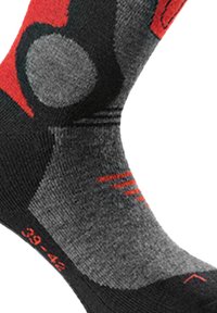 Graue Socke mit roten Akzenten, ausgestattet mit einer dicken Polsterung im Fersenbereich und strukturiertem Stoff. Größen 39-42 in roter Schrift an der Seite markiert.