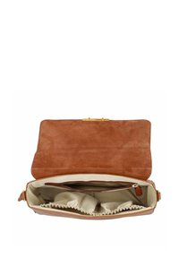 Braune Wildleder-Handtasche mit einem goldenen Verschluss. Das Innere verfügt über drei Fächer, einschließlich eines Reißverschlussfachs. Weiche Stoffauskleidung in einer helleren Farbe.