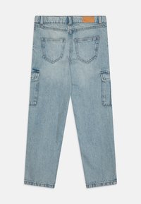 Jeans in denim blu chiaro con taglio dritto, due tasche posteriori e tasche cargo laterali. Presenta dettagli cuciti e un'etichetta in pelle.
