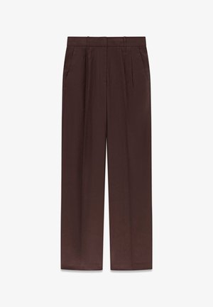 Pantalon marron taille haute avec passants de ceinture, plis sur le devant, poches latérales et jambes larges droites, posé à plat sur un fond blanc.