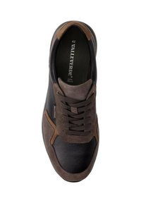 Sneaker in pelle e camoscio nero e marrone. Presenta una punta arrotondata, design con lacci e marchio sulla soletta. Taglia 42.