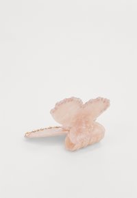 Rosa Kunststoff-Schmetterlingshaarklammer mit strukturierten Flügeln und einer goldenen Perlenkette. Abmessungen und spezifische Textur nicht angegeben.