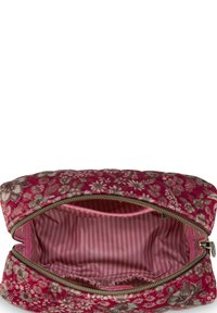 Rote blumige Stofftasche mit Reißverschluss, geöffnet, um das rosa gestreifte Innenfutter und eine kleine Innentasche zu zeigen.