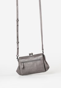 Borsa a tracolla grigia in pelle con tracolla regolabile, tasca frontale con zip e chiusura a ganci metallici, isolata su sfondo bianco.