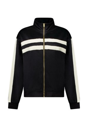 Zwarte jas met ritssluiting, hoge kraag, twee horizontale witte strepen over de borst en witte strepen langs de mouwen.