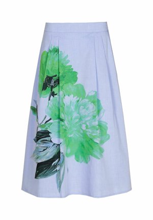Een rok tot op de knie in lichtblauwe stof, met grote groene bloemenprints, plooien bij de taille en een gladde textuur.