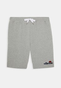 Shorts en coton gris avec une taille à cordon, ornés d'un logo brodé en bleu et rouge sur la jambe gauche. Texture douce, design à hauteur du genou.