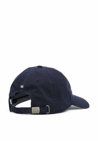 Cappello di cotone navy con visiera curva, cinturino regolabile e accessori in metallo. Presenta la scritta ricamata "’85" sul retro e una fodera a quadretti.