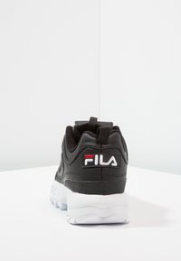 Schwarzer Sportschuh mit strapazierfähigem synthetischen Obermaterial, gepolstertem Schaft, weißer Kontrastsohle und auffälligem FILA-Logo an der Ferse.