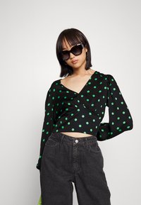 Vero Moda Petite VMESSI CROPPED - Blusa - black/catya