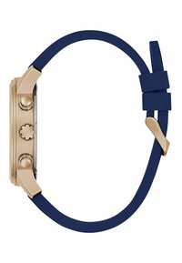Orologio color oro con cassa rettangolare, cinturino in silicone blu navy, due pulsanti a corona e una fibbia in metallo lucidato. Superficie liscia.