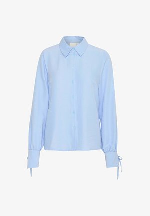 Lysblå button-up skjorte lavet af blødt stof, med krave, lange ærmer med snore ved manchetterne, og en let løs pasform.